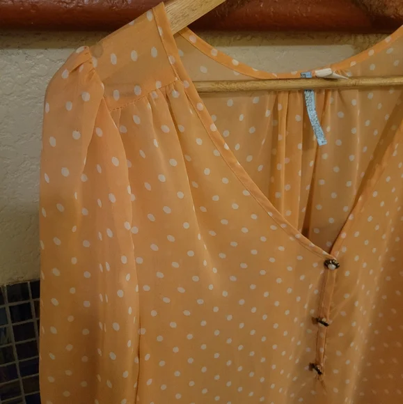 Sheer peach chiffon blouse with white polka-dots. Pearl and gold buttons. Size L - Picture 4 of 12